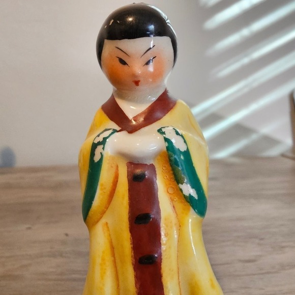 Vintage Japanese Women Salt Shaker Figurine Asian 4" Yellow Dress - Picture 3 of 8